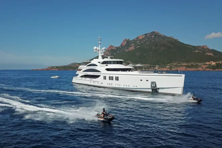 SOUNDWAVE Luxury Charter Yacht by Benetti1